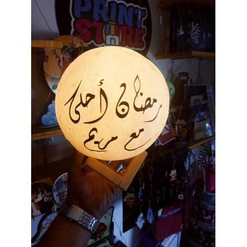 قمر مضيء وسط بالطباعة